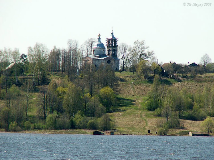 Церковь Петра и Павла, Стрелка (Вичугский район, Ивановская область). общий вид в ландшафте, Вид с противоположного берега Волги