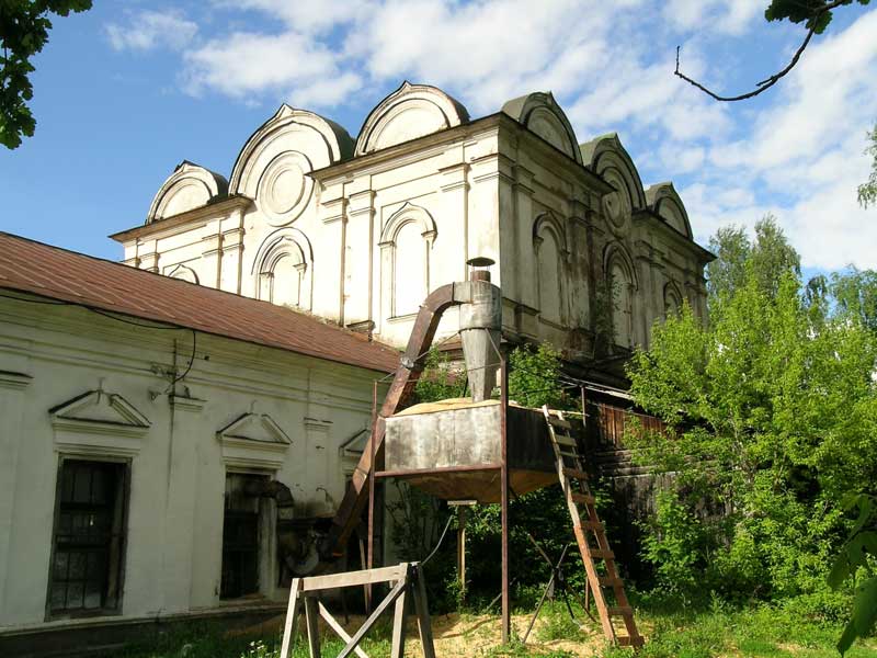 Углич. Церковь Николая Чудотворца. фасады, Вид через забор.
(где-то сзади должен быть перекрёсток улиц февральской и Опарина)