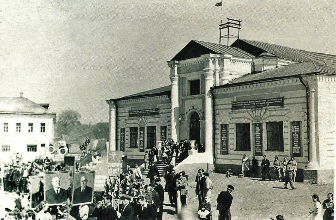 Собор Петра и Павла, Таруса (Тарусский район, Калужская область). архивная фотография, Фото 1950-55 гг. Источник:Таруса дедов и внуков. Фотоальбом. Сост. В.В. Щербаков -Калуга 2014, Издательство «Фридгельм». Фото из фондов Тарусского краеведческого музея.