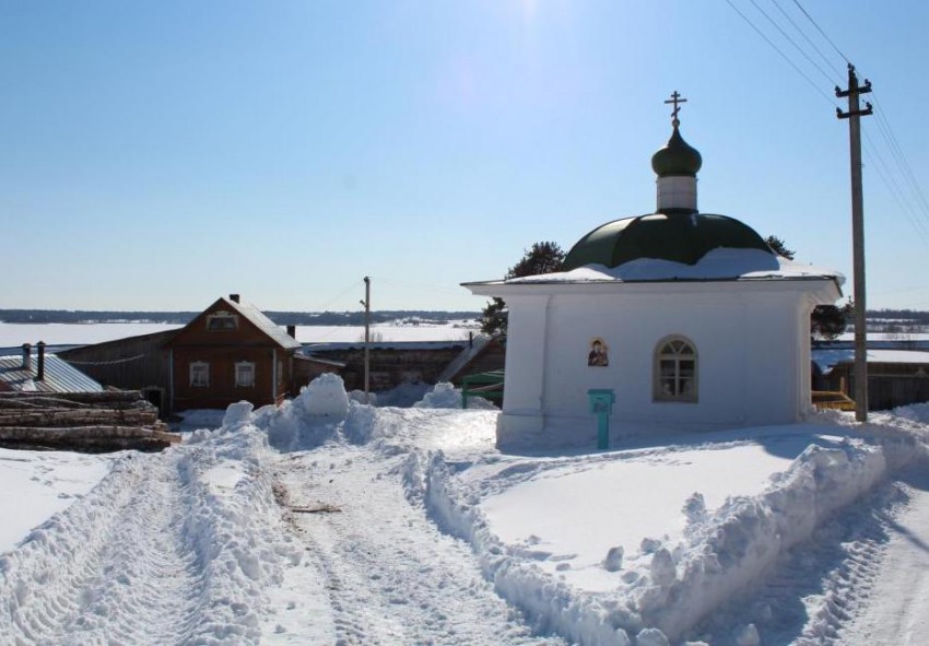 Воскресенский Горицкий монастырь, Горицы (Кирилловский район, Вологодская область). дополнительная информация, Вид с востока: хозяйственный двор и часовня