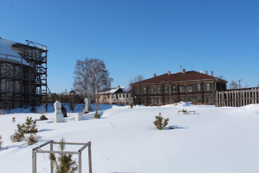 Воскресенский Горицкий монастырь, Горицы (Кирилловский район, Вологодская область). дополнительная информация, Некрополь, слева виден Троицкий собор