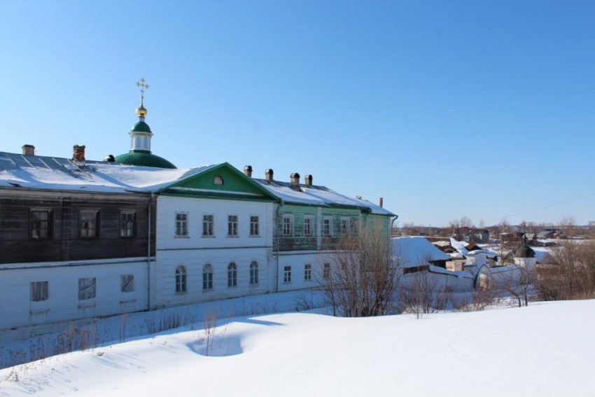 Воскресенский Горицкий монастырь, Горицы (Кирилловский район, Вологодская область). дополнительная информация, Покровский храм и фрагмент восточной стены монастыря, вид с юго-востока.