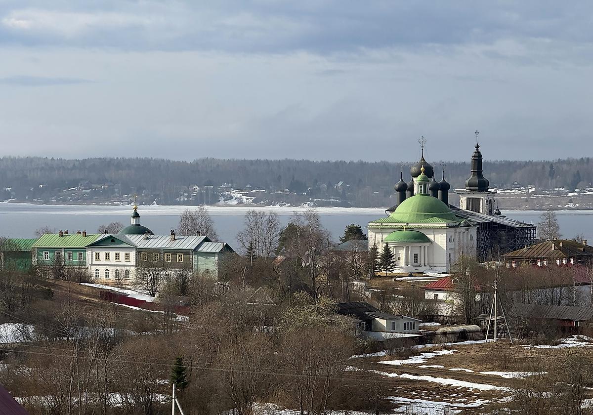 Вид со смотровой площадки на склоне Мауры, общий вид в ландшафте. Воскресенский Горицкий монастырь, Горицы (Кирилловский район, Вологодская область)