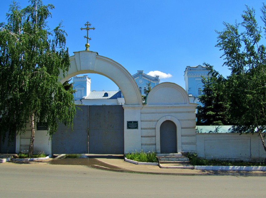 Иоанно-Богословский Макаровский мужской монастырь, Макаровка (Саранск, город, Республика Мордовия). фасады, западные ворота монастыря, ведущие к резиденции митрополита
