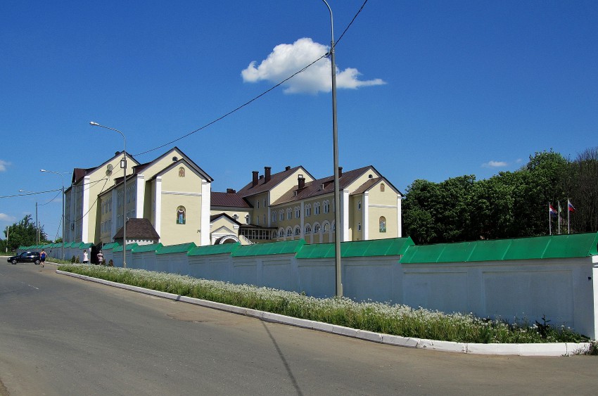 Иоанно-Богословский Макаровский мужской монастырь, Макаровка (Саранск, город, Республика Мордовия). фасады, западная ограда монастыря, за ней корпус Паломнического центра с Александро-Невской церковью