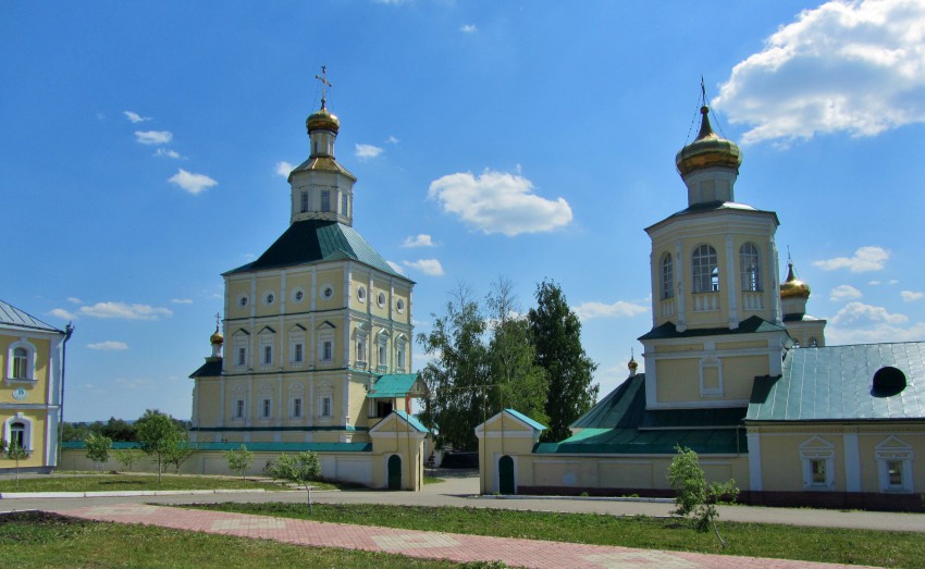 Макаровка. Иоанно-Богословский Макаровский мужской монастырь. фасады, Собор Иоанна Богослова (слева) и Знаменская церковь, вид с севера