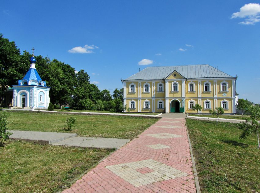 Макаровка. Иоанно-Богословский Макаровский мужской монастырь. фасады, Иверская часовня (слева) и Административный корпус, вид с запада