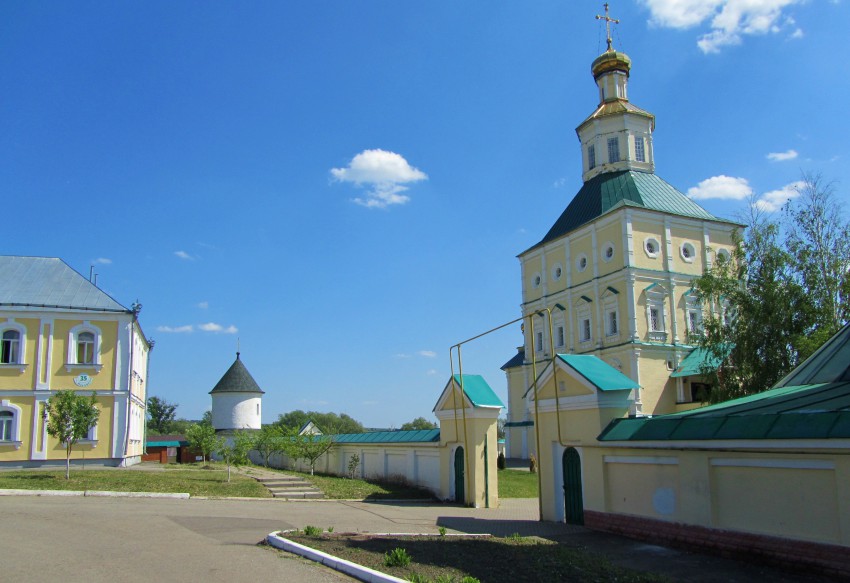 Иоанно-Богословский Макаровский мужской монастырь, Макаровка (Саранск, город, Республика Мордовия). фасады, Вид на юго-восточную часть территории. Справа собор Иоанна Богослова.