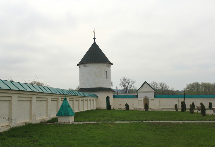 Макаровка. Иоанно-Богословский Макаровский мужской монастырь. архитектурные детали, Северо-восточная башня ограды