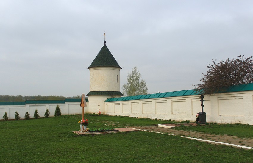 Иоанно-Богословский Макаровский мужской монастырь, Макаровка (Саранск, город, Республика Мордовия). архитектурные детали, Монастырский некрополь; справа - восточная стена ограды