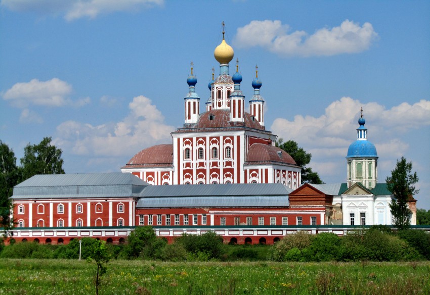 Санаксырь. Рождество-Богородичный Санаксарский мужской монастырь. общий вид в ландшафте, храмы и другие постройки восточной части монастыря, вид с юга