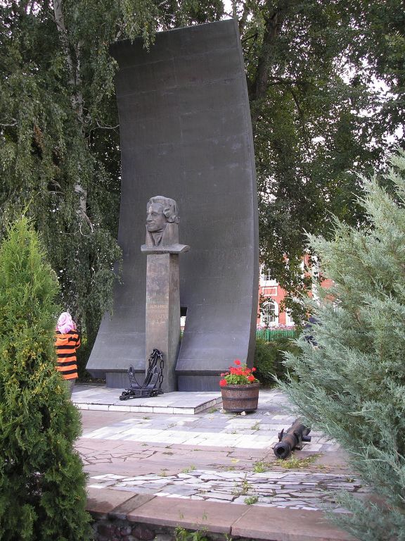 Рождество-Богородичный Санаксарский мужской монастырь, Санаксырь (Темниковский район, Республика Мордовия). дополнительная информация, Памятник святому воину Феодору Ушакову.