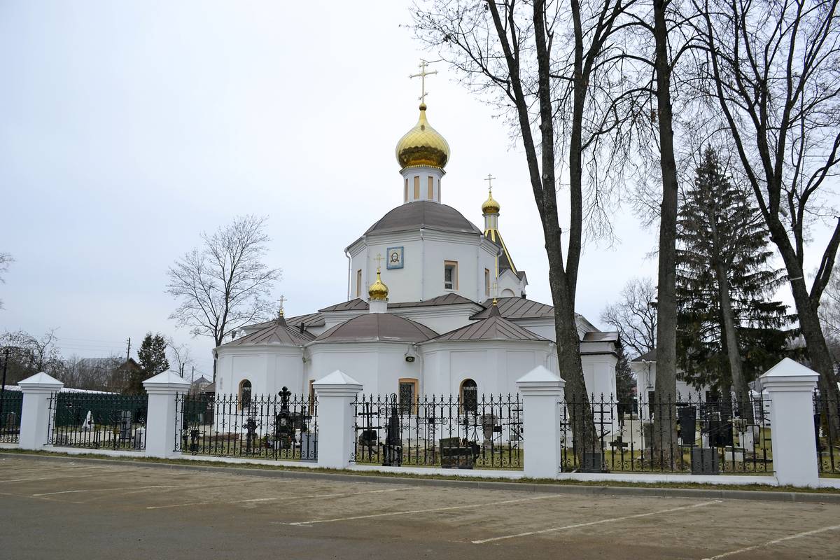 общий вид в ландшафте. Церковь Спаса Всемилостивого, Андреевка (Солнечногорский городской округ, Московская область)