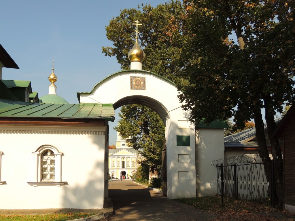 Видное. Екатерининский монастырь. дополнительная информация, Южные ворота.Вид со входа в монастырь.
