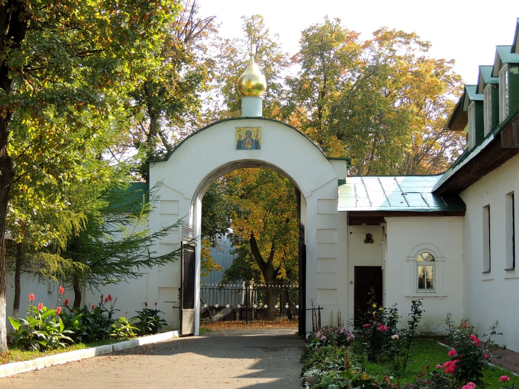 Екатерининский монастырь, Видное (Ленинский городской округ, Московская область). дополнительная информация, Южные ворота.Вид с территории монастыря.