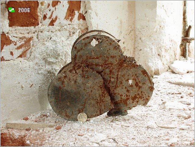 Церковь Иоанна Богослова, Демухино (Замаричье) (Судогодский район, Владимирская область). дополнительная информация, Сохранившийся фрагмент креста основного объёма. Два сквозных пулевых отверстия. Для оценки размеров внизу приложена пятирублёвая монетка 