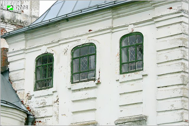 Церковь Успения Пресвятой Богородицы, Крюково (Гусь-Хрустальный район и г. Гусь-Хрустальный, Владимирская область). архитектурные детали, Верхний ярус окон южного фасада основного объема