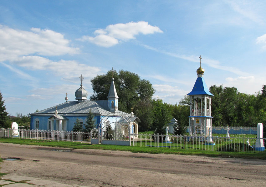 Гениевка. Церковь Серафима Саровского. общий вид в ландшафте