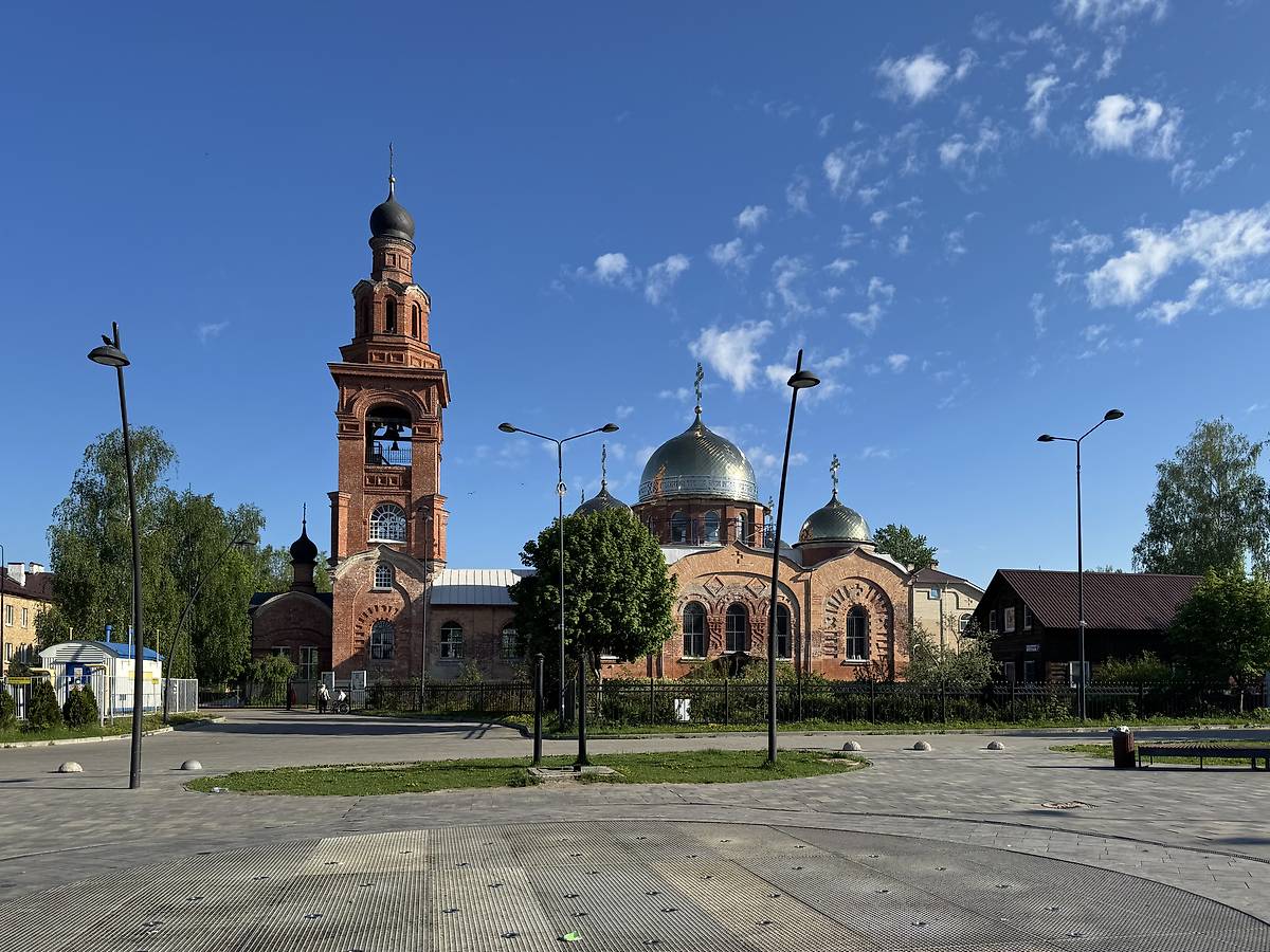 Вид с юга с площади, общий вид в ландшафте. Церковь Троицы Живоначальной, Электроугли (Богородский городской округ, Московская область)