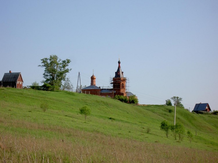 Дуброво. Церковь Димитрия Солунского. общий вид в ландшафте