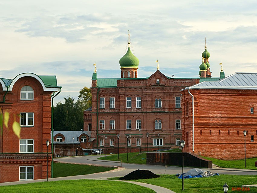 Сергиев Посад. Церковь Иоанна Лествичника в Семинарском корпусе. фасады