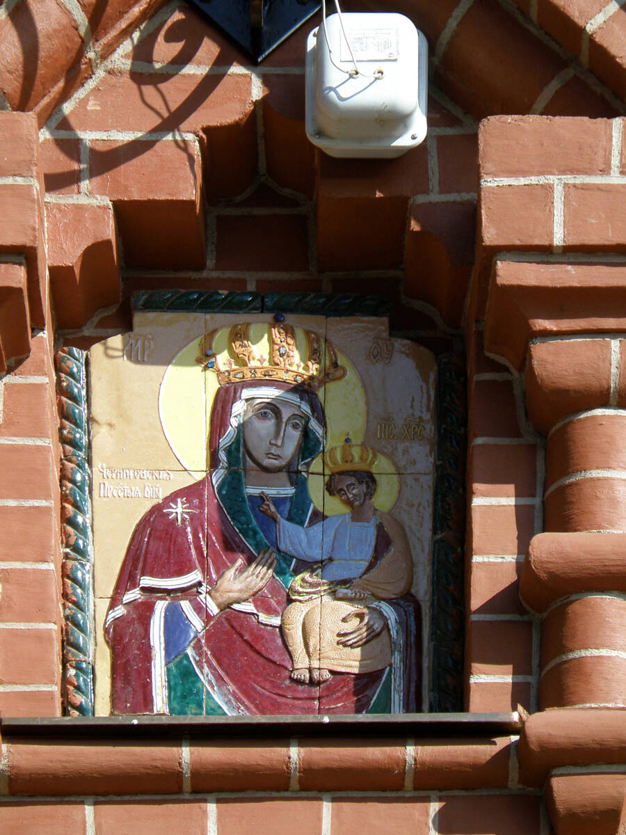 Церковь Иоанна Лествичника в Семинарском корпусе, Сергиев Посад (Сергиево-Посадский городской округ, Московская область). дополнительная информация, Икона Богородицы Черниговская над входом.