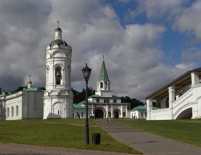 Нагатинский затон. Церковь Георгия Победоносца в Коломенском. фасады