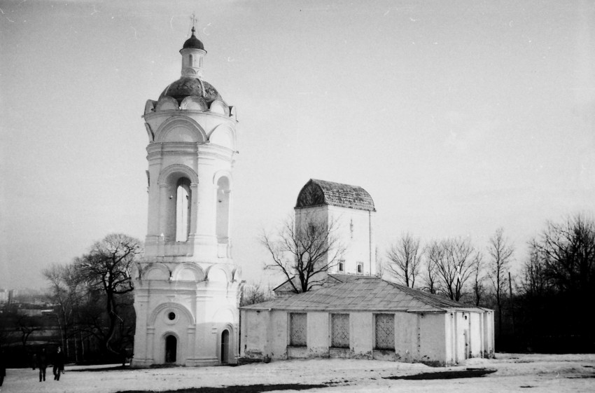 Нагатинский затон. Церковь Георгия Победоносца в Коломенском. фасады