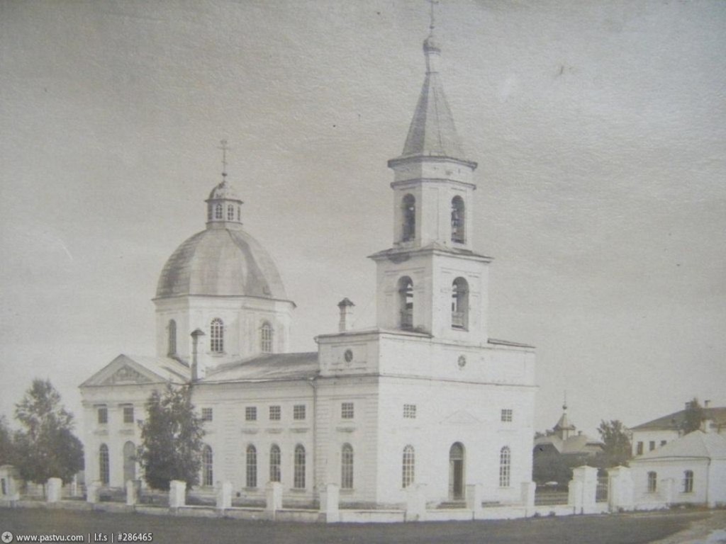 Церковь Екатерины, Крестцы (Крестецкий район, Новгородская область). архивная фотография, Вид церкви с северо-запада. Справа на заднем плане Скорбященская часовня