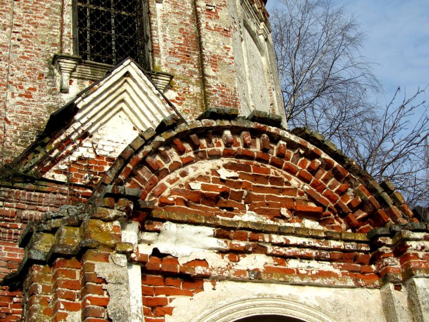 Церковь Спаса Нерукотворного Образа, Никулино (Селивановский район, Владимирская область). архитектурные детали, арочное завершение южного портала и нбольшой декоративный фронтон за ним при восьмерике основного объема