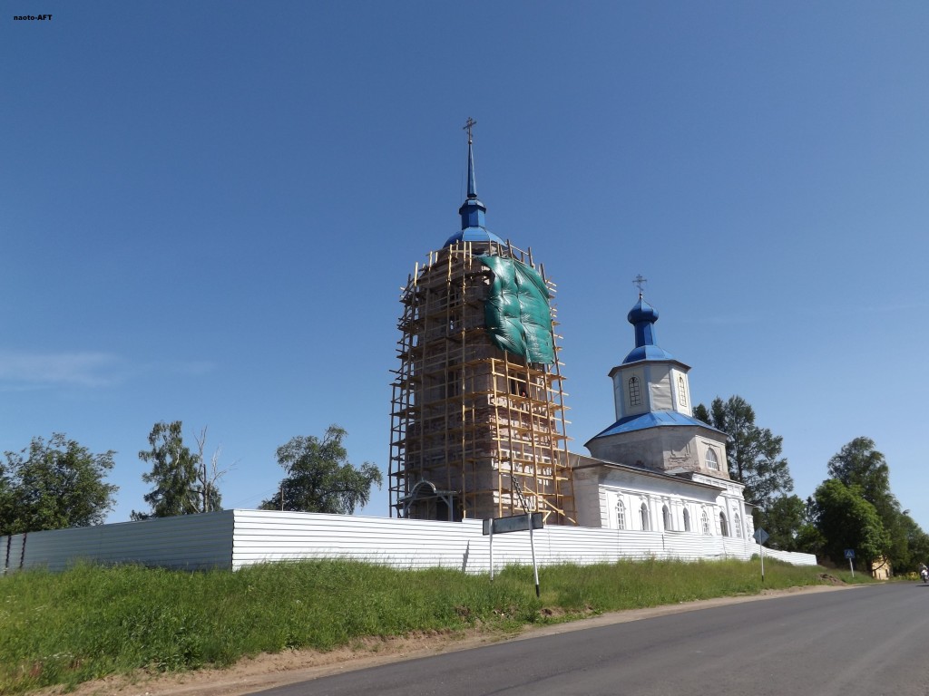 Церковь Александра Невского, Яжелбицы (Валдайский район, Новгородская область). общий вид в ландшафте, поселок  Яжелбицы - церковь Александра Невского. Реставрация идет полным ходом даже в праздник на лесах замечены рабочие.
