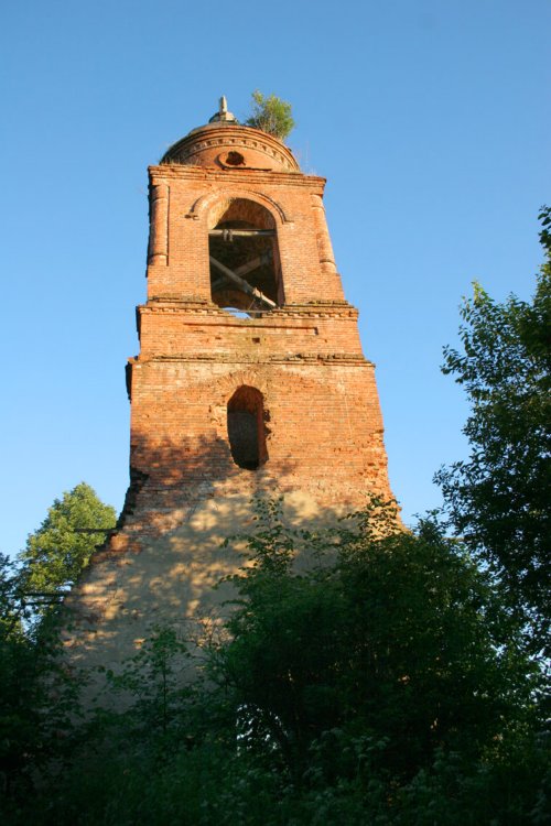 Церковь Николая Чудотворца, Милятино (Барятинский район, Калужская область). архитектурные детали, Вид на колокольню из трапезной