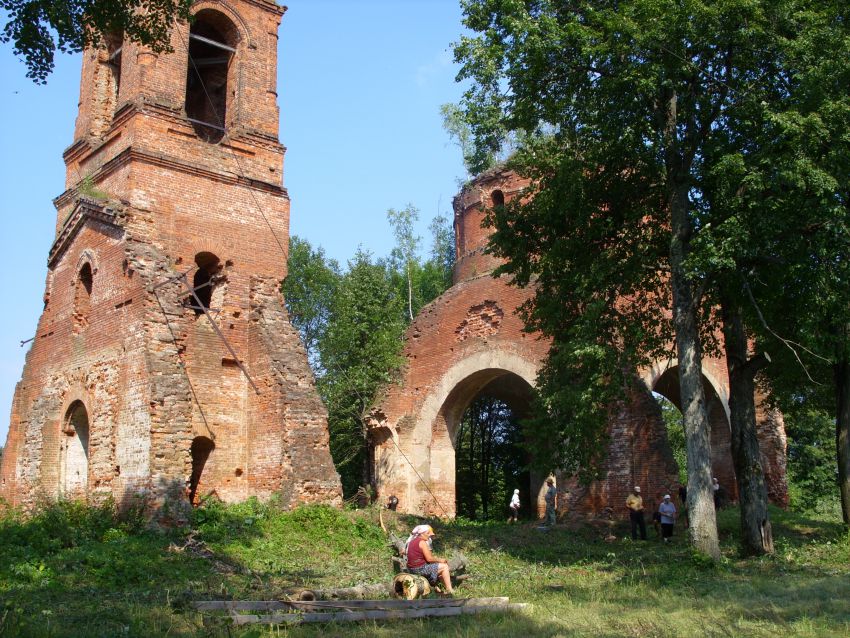 Церковь Николая Чудотворца, Милятино (Барятинский район, Калужская область). архитектурные детали, Начиная с 2011 года инициативная группа из местных жителей и дачников ежегодно проводит субботники по облагораживанию территории вокруг церкви (вычищен бурьян и выкошена трава) 