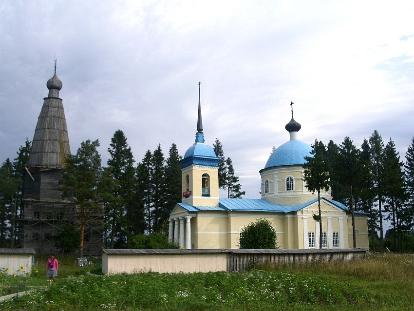 Храмовый комплекс. Церкви Рождества Христова и Покрова Пресвятой Богородицы, Большая Шалга, урочище (Каргопольский район, Архангельская область). общий вид в ландшафте, вид с юго-запада