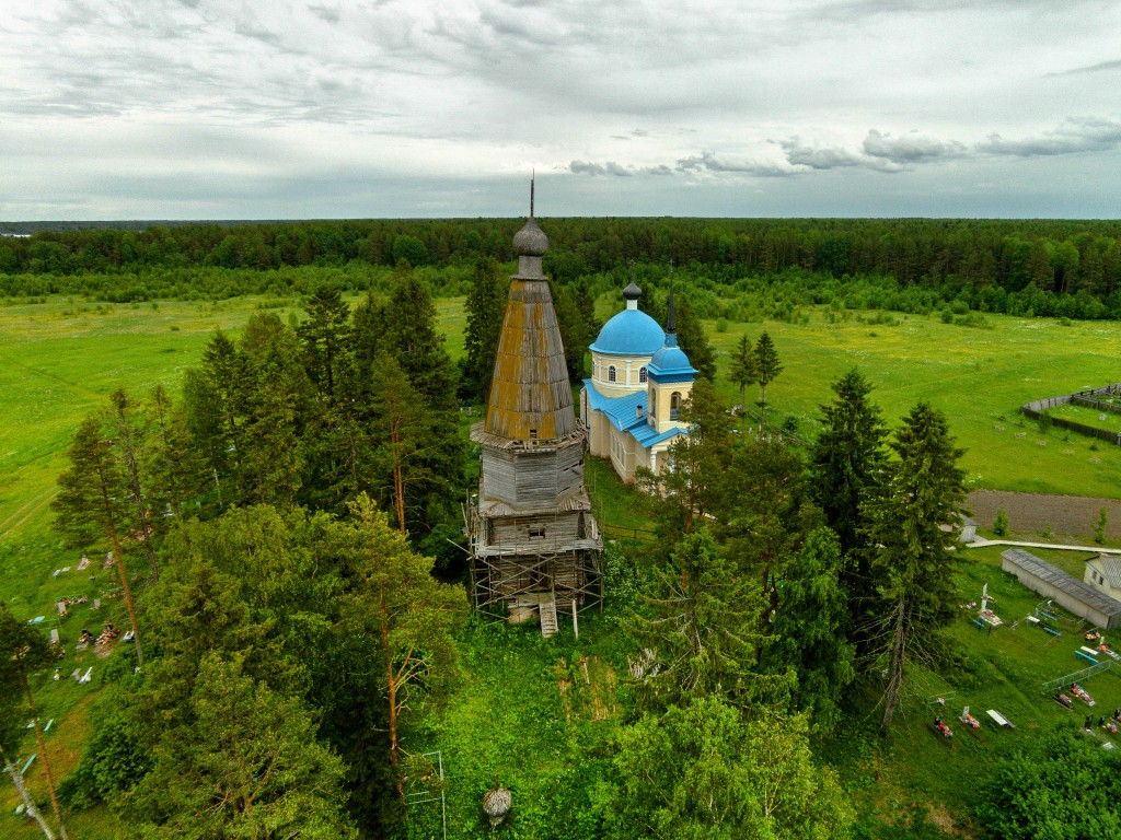 Большая Шалга, урочище. Храмовый комплекс. Церкви Рождества Христова и Покрова Пресвятой Богородицы. общий вид в ландшафте