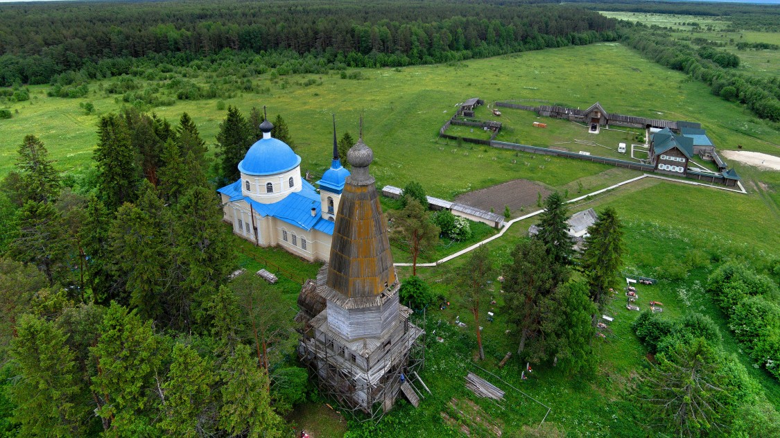 Большая Шалга, урочище. Храмовый комплекс. Церкви Рождества Христова и Покрова Пресвятой Богородицы. общий вид в ландшафте