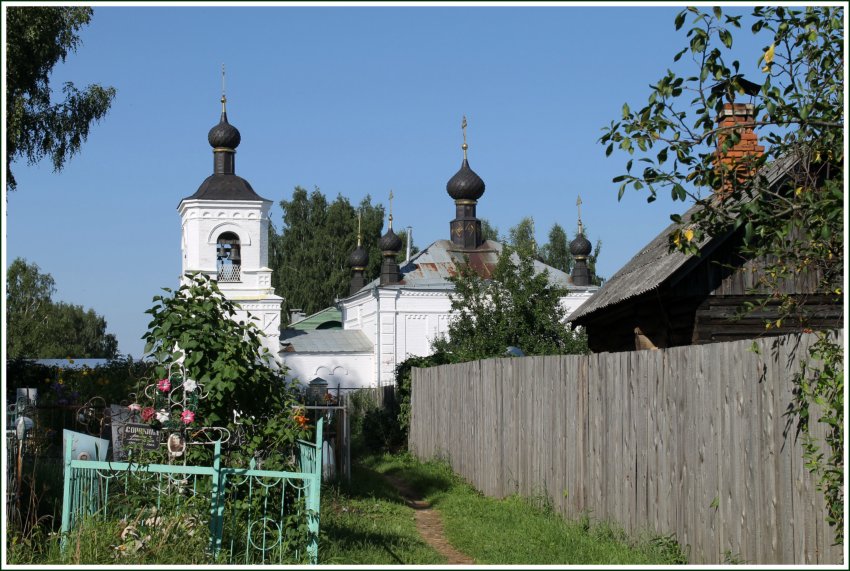 Красное-на-Волге. Церковь Всех Святых. общий вид в ландшафте