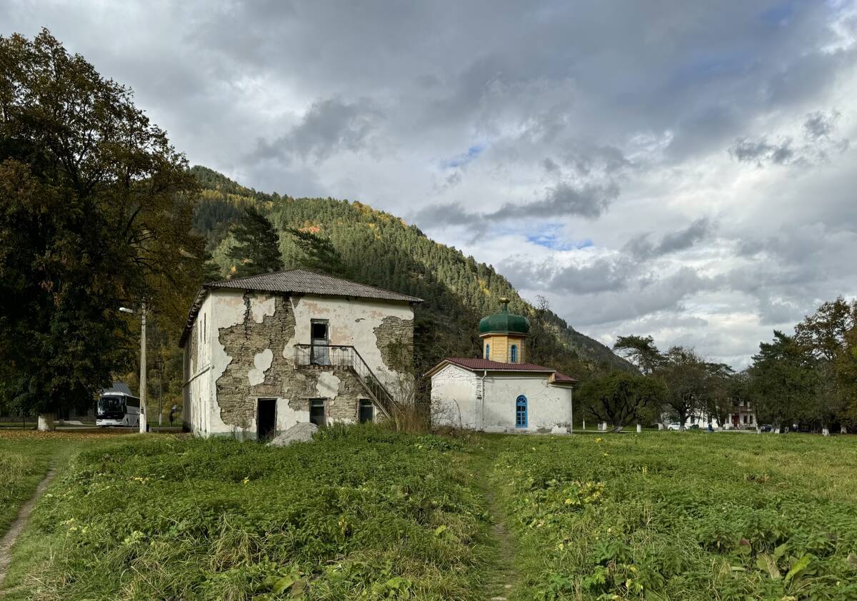 Александро-Афонская пустынь, Нижний Архыз (Зеленчукский район, Республика Карачаево-Черкесия). дополнительная информация, Жилой корпус и Ильинская церковь, вид с юга