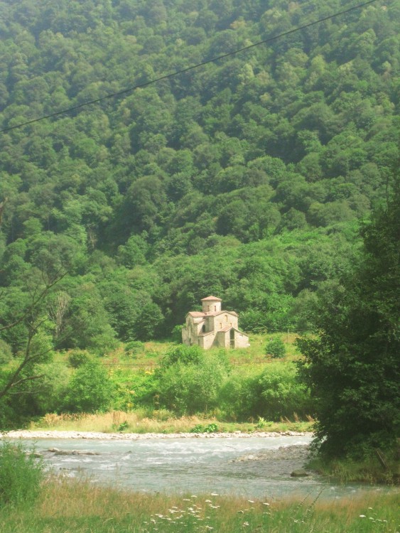 Церковь Троицы Живоначальной (Средний храм), Нижний Архыз (Зеленчукский район, Республика Карачаево-Черкесия). общий вид в ландшафте, Снят со стороны дороги на Архыз