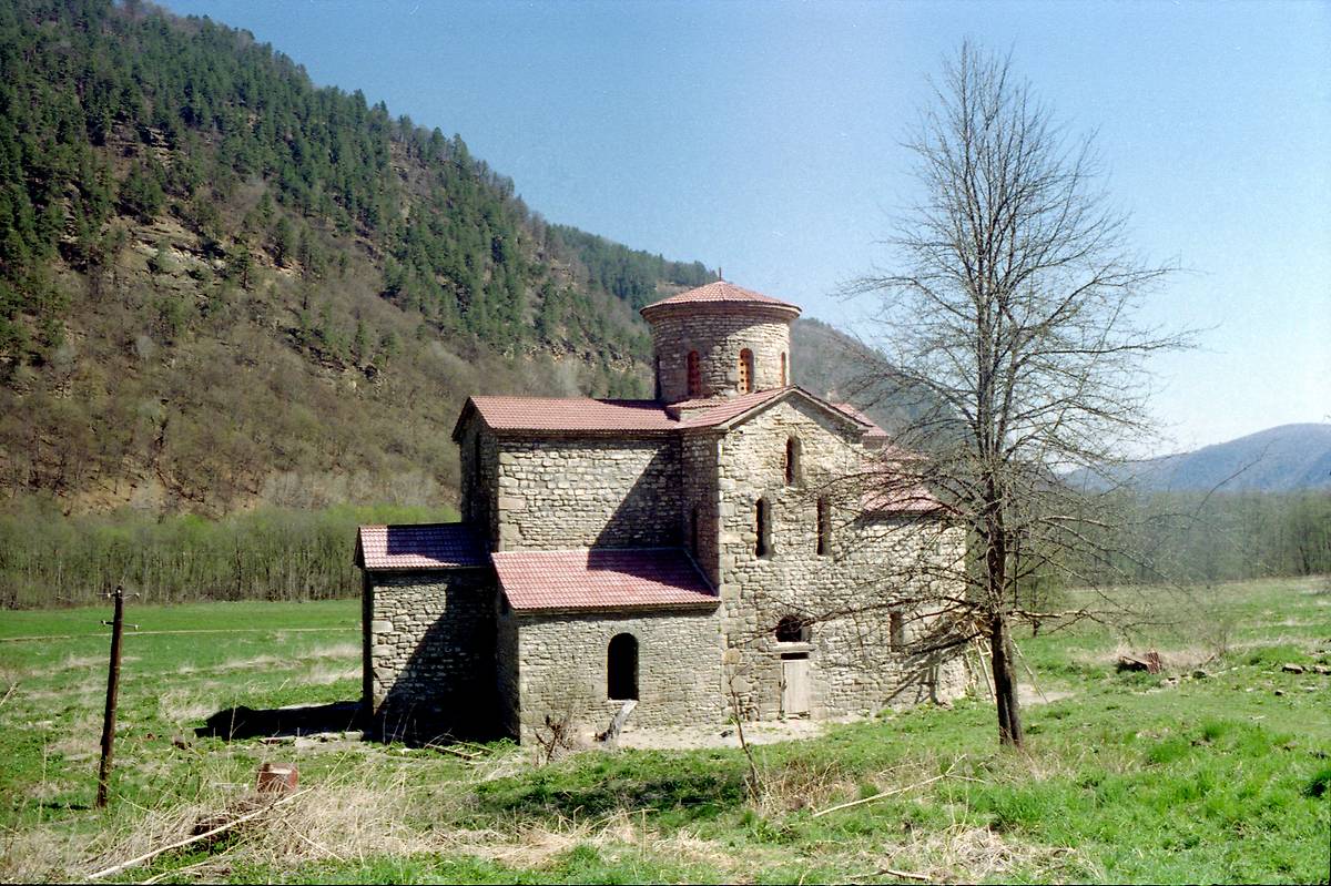 фасады. Церковь Троицы Живоначальной (Средний храм), Нижний Архыз (Зеленчукский район, Республика Карачаево-Черкесия)