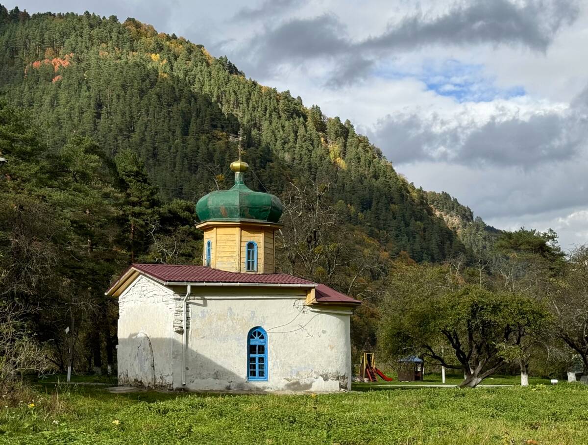 Церковь Илии пророка (Южный храм), Нижний Архыз (Зеленчукский район, Республика Карачаево-Черкесия). общий вид в ландшафте, Вид с юго-запада