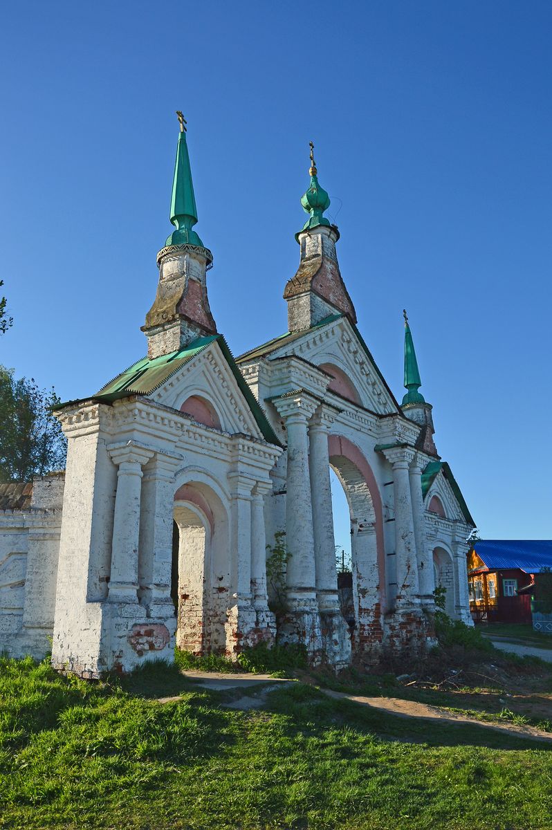 Церковь Преображения Господня, Никологоры (Вязниковский район, Владимирская область). дополнительная информация, Святые врата церковной ограды. Вид с северо-востока.