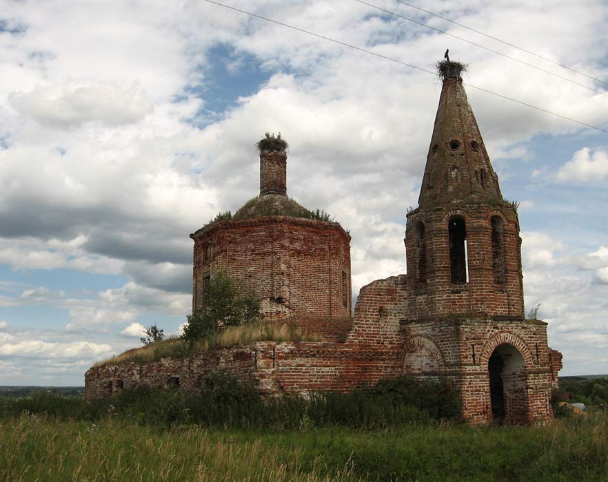 Церковь Иоанна Богослова, Фёдоровское (Жуковский район, Калужская область). фасады, На месте отсутствующей маковки гнездо аистов.