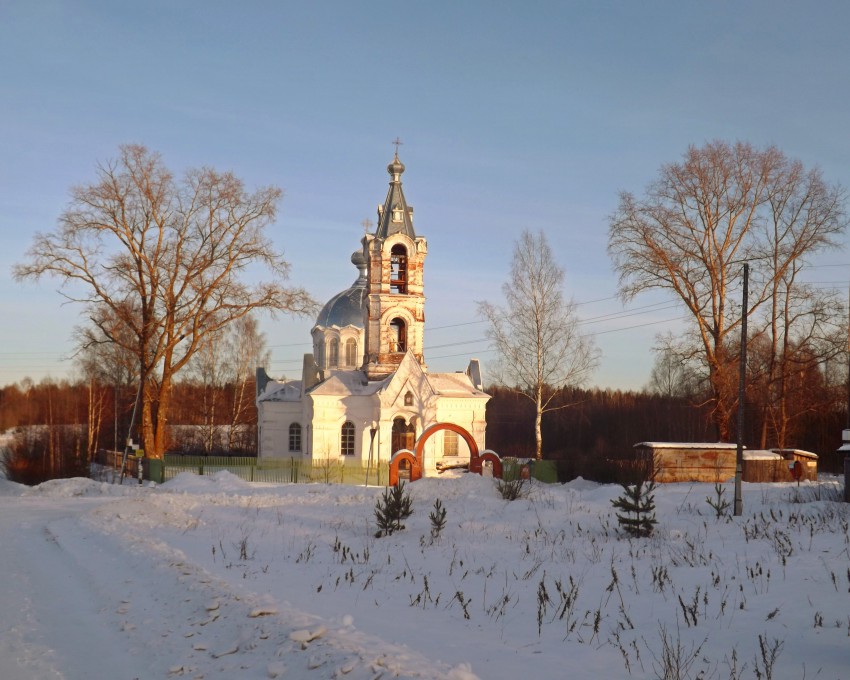 Трёхречье. Церковь Космы и Дамиана. общий вид в ландшафте