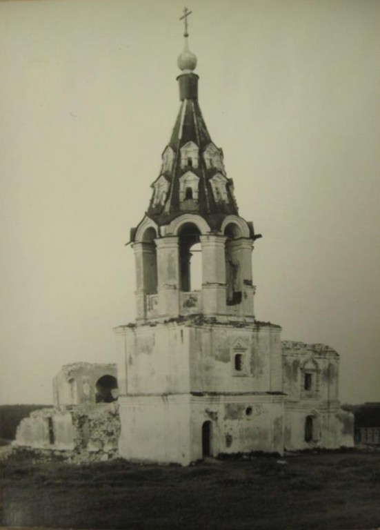 Церковь Илии Пророка, Ильинское (Жуковский район, Калужская область). архивная фотография, Ильинская церковь. Общий вид развалин церкви с юго-запада. Снимок Каверзнева М. Г. из коллекции МУАР.(https://goskatalog.ru/portal/#/collections?id=10459364)