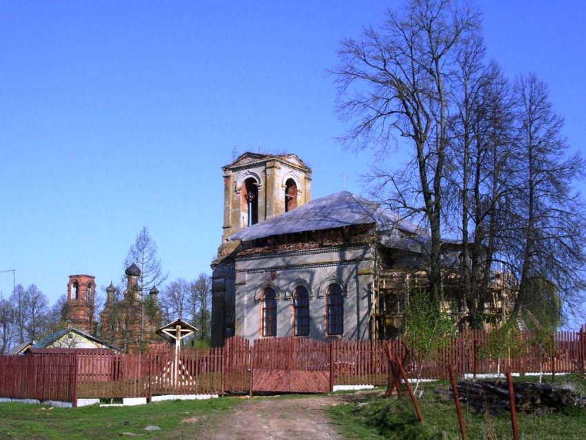 Поречье. Церковь Николая Чудотворца. дополнительная информация, вид с юга, на заднем плане - новая Никольская церковь