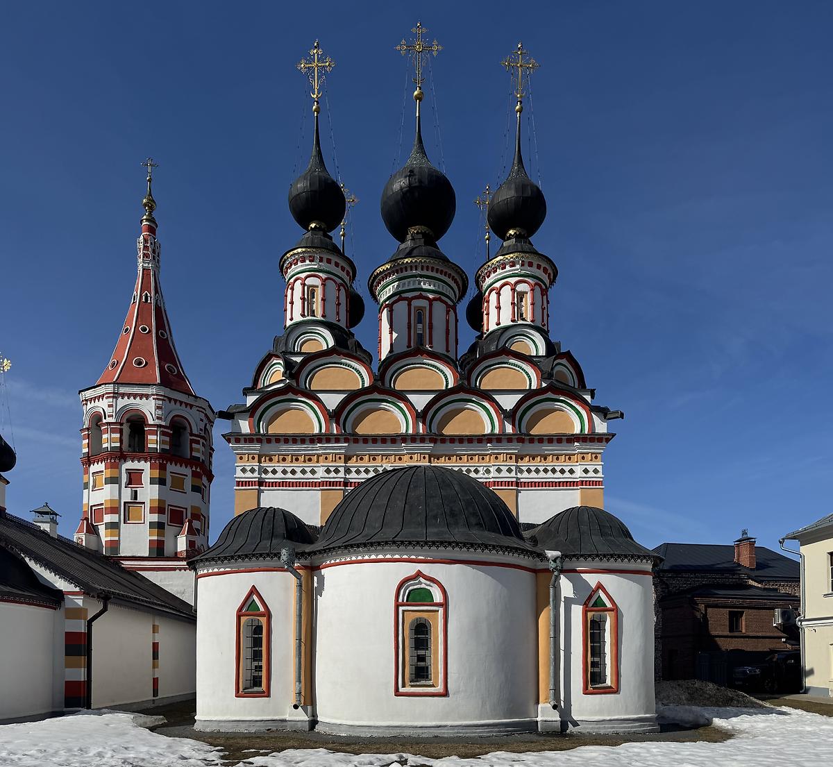 Вид с востока. Слева колокольня церкви Антипы Пергамского, фасады. Церковь Лазаря Четверодневного, Суздаль (Суздальский район, Владимирская область)