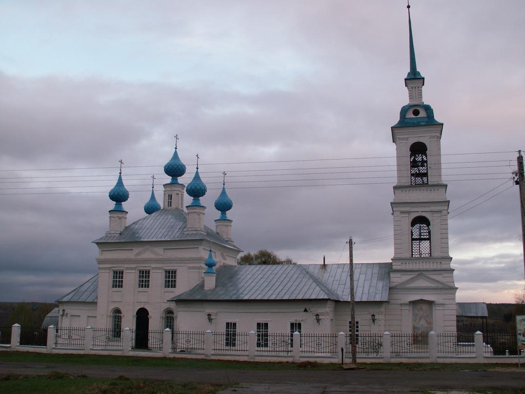 Монастырь Царственных страстотерпцев. Церковь Успения Пресвятой Богородицы, Домнино (Сусанинский район, Костромская область). общий вид в ландшафте