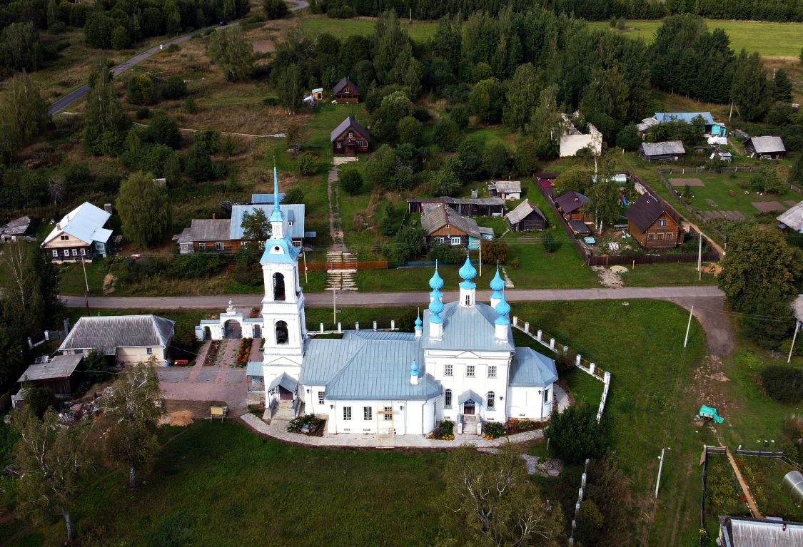 Домнино. Монастырь Царственных страстотерпцев. Церковь Успения Пресвятой Богородицы. общий вид в ландшафте