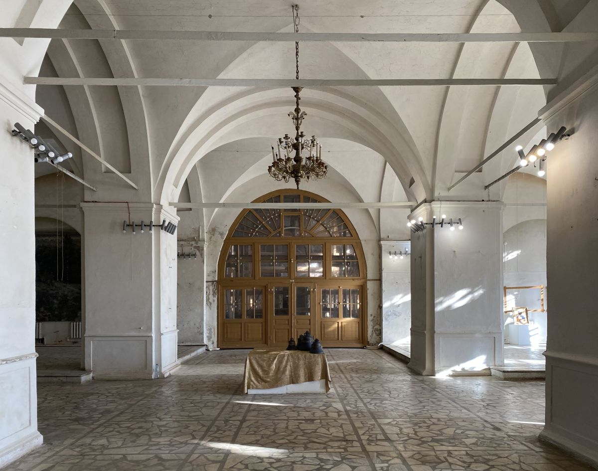 Церковь Воскресения Христова, Сусанино (Сусанинский район, Костромская область). интерьер и убранство, Средний неф трапезной и портал в основной объём
